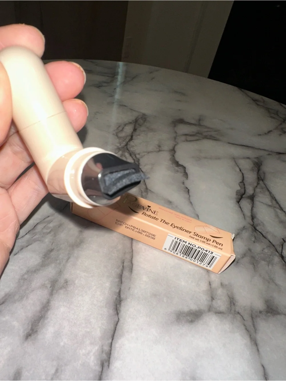 Winged Eyeliner Stamp Pen — Black